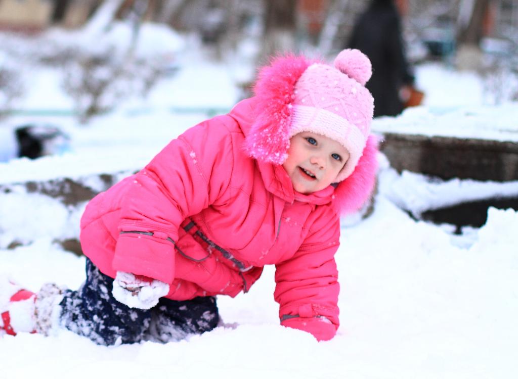 Малыши снежки. Дети в снегу. Дети барахтаются в снегу. Снег картинка для детей. Дети кувыркаются в снегу.